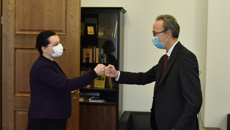 ფრაქცია „ჩვენი საქართველო - დამოუკიდებელი დეპუტატების“ თავმჯდომარე მარიამ ჯაში იტალიის ელჩს შეხვდა