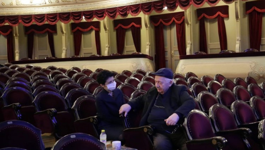 თეა წულუკიანი შოთა რუსთაველის სახელობის ეროვნულ თეატრში სამუშაო შეხვედრაზე იმყოფებოდა