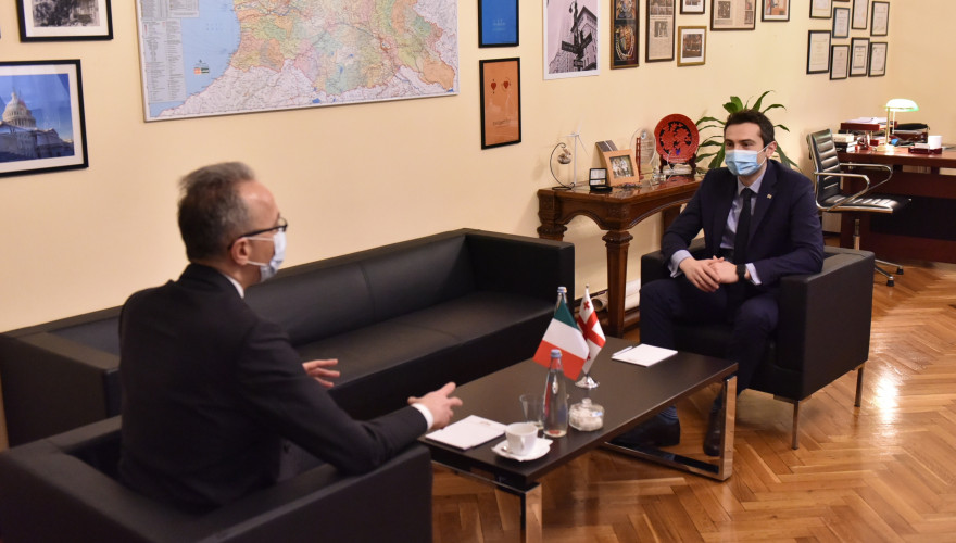პარლამენტის თავმჯდომარის მოადგილე, კახაბერ კუჭავა იტალიის რესპუბლიკის საგანგებო და სრულუფლებიან ელჩს საქართველოში, ენრიკო ვალვოს შეხვდა