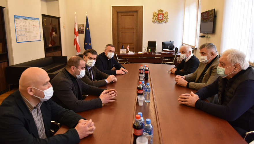 მიხეილ ყაველაშვილი ონში ჭიდაობის დარბაზის მშენებლობასთან დაკავშირებით, ყოფილ მოჭიდავეებს შეხვდა