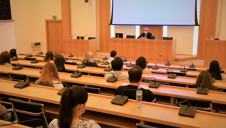 შოთა ხაბარელი სტუდენტური პარლამენტის წევრებს შეხვდა