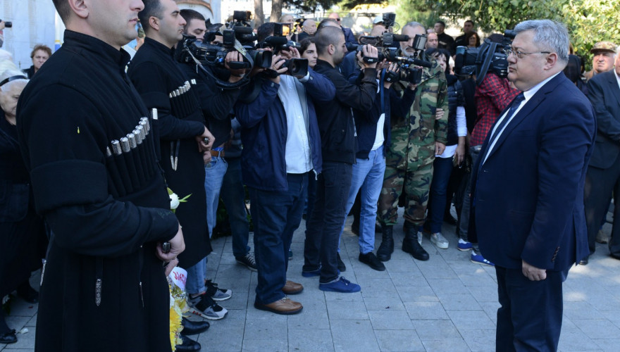 The Speaker, Mr. David Usupashvili, the First Vice-Speaker, Ms. Manana Kobakhidze and MPs laid the wreath on the memorial to the heroes deceased for territorial integrity of Georgia