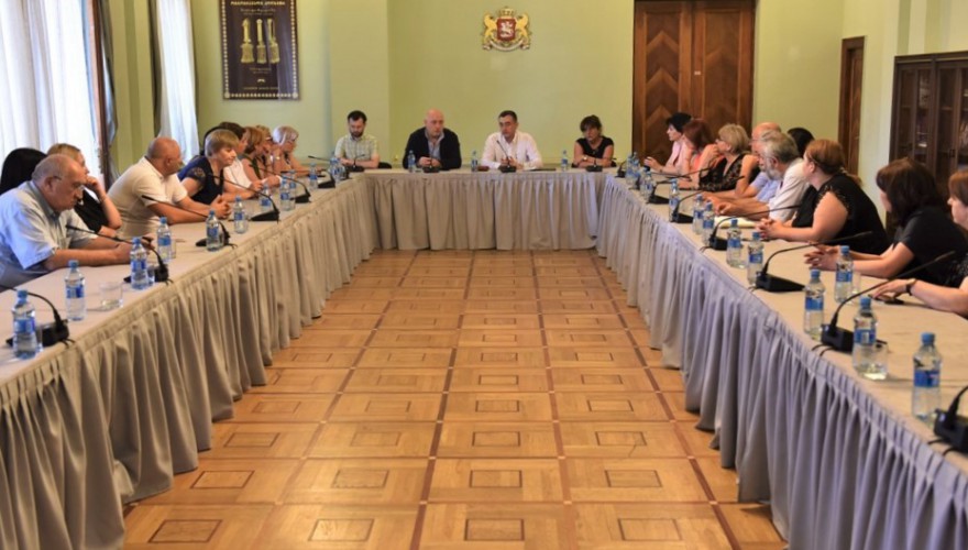 პარლამენტის დროებითი საგამოძიებო კომისიის წევრები თბილისის საჯარო სკოლების დირექტორებს შეხვდნენ