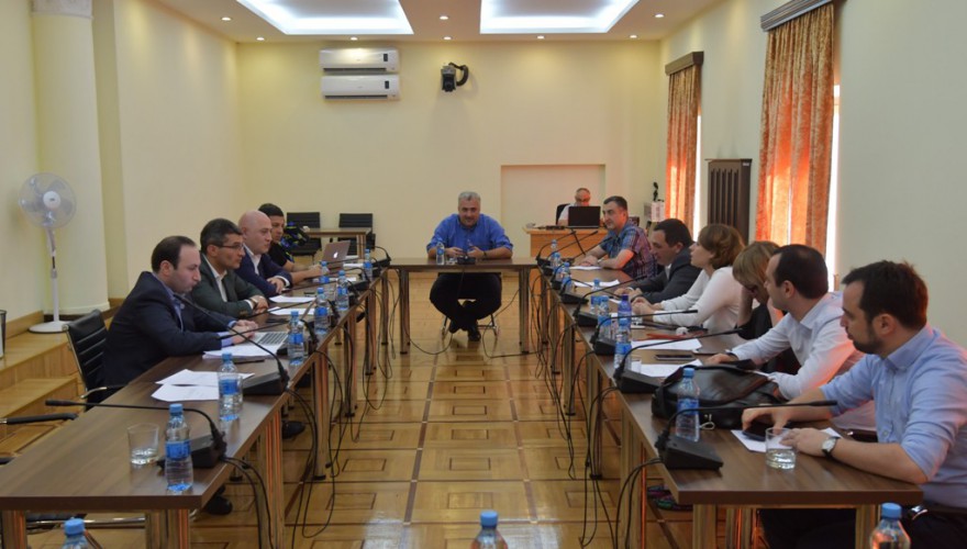 პარლამენტის დროებითი საგამოძიებო კომისიის სხდომაზე კომისიის დასკვნისა და რეკომენდაციების პროექტის შემდგომი განხილვის თაობაზე იმსჯელეს