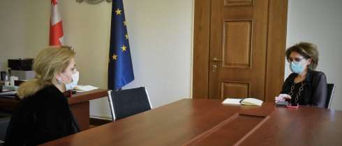 ელისო ბოლქვაძე თბილისის აპოლონ ქუთათელაძის სახელობის სახელმწიფო სამხატვრო აკადემიის ასოცირებულ პროფესორს თეა ქუთათელაძეს შეხვდა