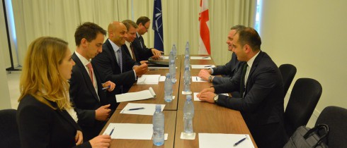 საპარლამენტო უმცირესობის ლიდერი დავით ბაქრაძე ნატოს გენერალური მდივნის სპეციალურ წარმომადგენელს კავკასიასა და ცენტრალურ აზიაში, ჯეიმს აპატურაის შეხვდა