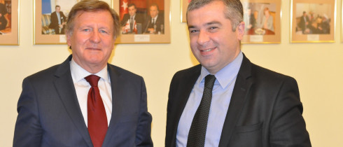 საპარლამენტო უმცირესობის ლიდერი, დავით ბაქრაძე საქართველოში ევროკავშირის ელჩს, იანოშ ჰერმანს შეხვდა